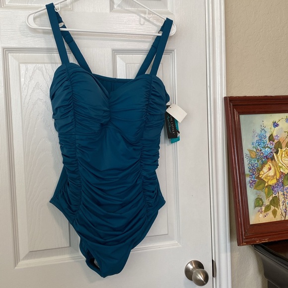 SHAPE + STYLE - Picture 2 of 9